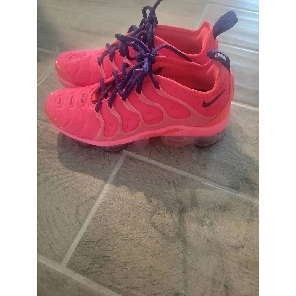 Nike‎ Air Vapormax Plus Bright Crimson Size 6 Neon Running Athletic Sneaker